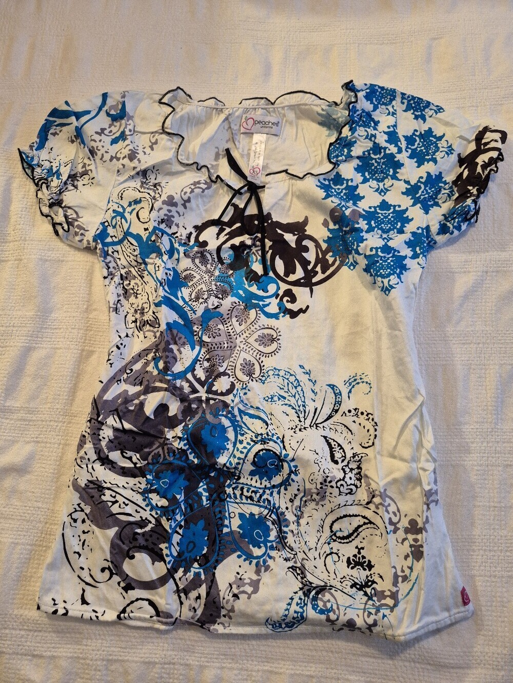 Peaches women's XS Scrub top white with blue & gray design VGUC